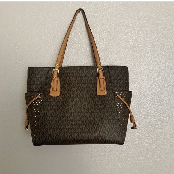 Michael Kors Signature Voyager East West Tote - Picture 4 of 6